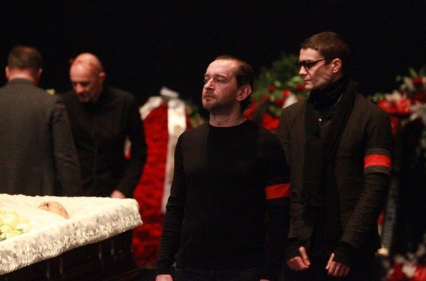 На похороні Табакова з'явилися відомі, але вже сильно здали радянські артисти. У повітрі витало німе питання: «Хто наступний?». Йдуть великі люди.