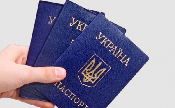 Кабмін заборонив видавати внутрішні паспорти у вигляді книжечки - лише ID-картки.  З 1 листопада 2016 року всі українці можуть оформити ID-паспорти.