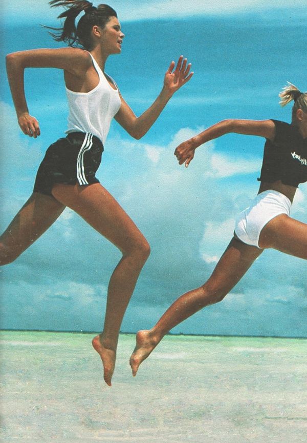 Пляжні красуні 80-их, показують ідеали краси того часу. Гарячі дівчата.