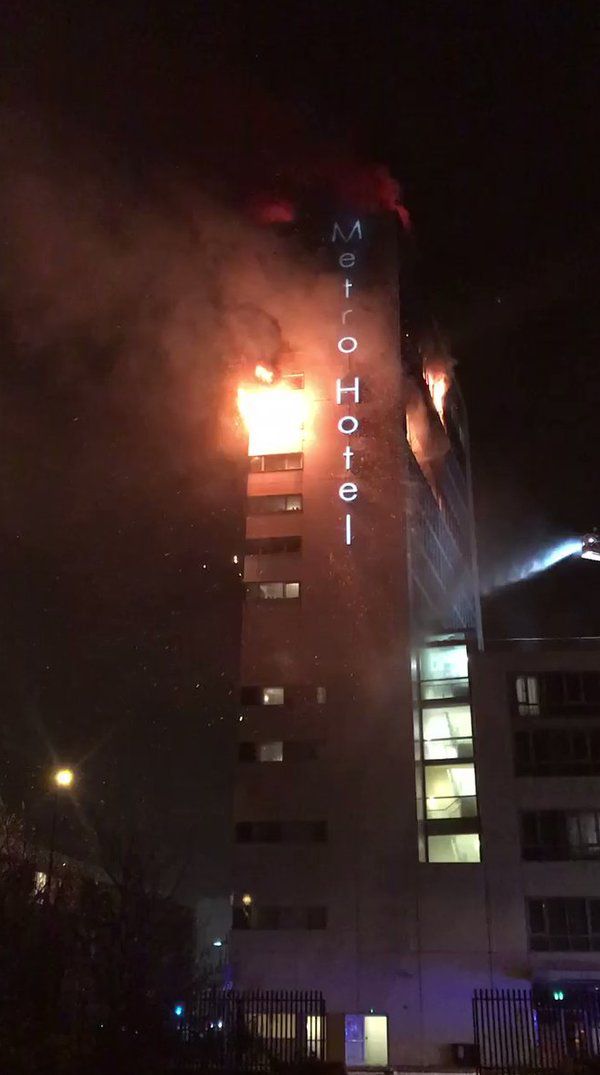 В ірландській столиці Дублін загорілися відразу кілька поверхів готелю Metro Hotel. В готелі Metro Hotel, яка розташовується в ірландській столиці, сталося загоряння.