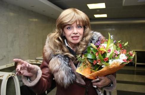 Алла Пучагова запросила колишню свекруху своєї доньки в гримерку для розмови. Алла Пугачова дозволила увійти в свою гримерку екс-свекрусі Крістіни Орбакайте.