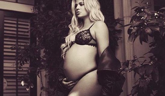 Хлої Кардашян порадувала шанувальників провокаційним фото. Вагітна Кардашян знаходиться на останніх тижнях вагітності, вона порадувала шанувальників знімком в негліже.
