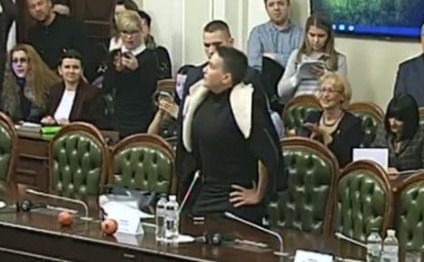 Савченко принесла гранати на засідання Комітету Ради і виклала їх на стіл. Нардеп Надія Савченко принесла на комітет Верховної Ради гранати в сумочці.
