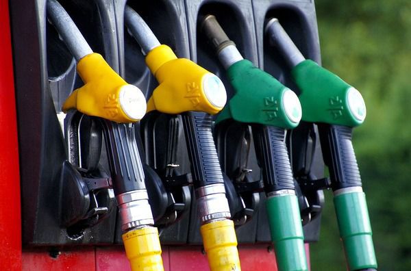 Українських водіїв попередили про різкий стрибок цін на бензин. Після тривалого зниження цін на бензин, АЗС України «ощасливлять» водіїв змінами на цінниках.