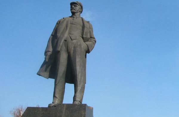 Держава запропонувала українцям встановити на городі пам'ятники Леніну. На сервісі державних закупівель ProZorro продають пам'ятники Леніну. Вождів пропонують встановити на городі.