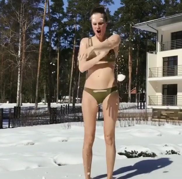Алла Костромічева наділа бікіні і "скупалася" в снігу. Супермодель загартовується.