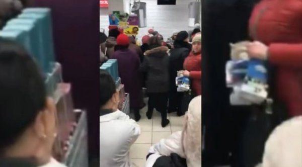 "Хто встиг, той і з'їв": в російському супермаркеті люди влаштували побоїще через акцію на чашки. Очевидець події виклав відео тисняви і зіткнень на каналі в YouTube.