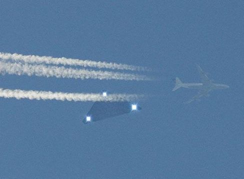З вікна літака в Техасі зняли трикутний НЛО. Подібні випадки виникають останнім часом все частіше.
