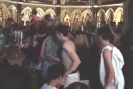Студенти влаштували голі танці в церкві (відео). Старости факультетів намагалися контролювати натовп, проте це виявилося неможливим.