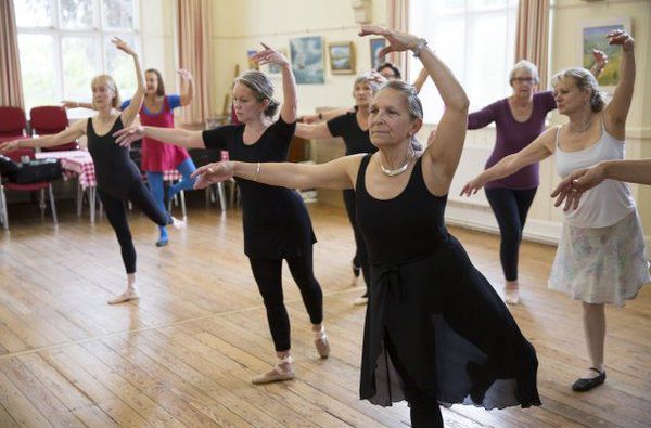У Китаї стають популярними курси балету для бабусь. У Китаї активно стежать за дозвіллям пенсіонерів.