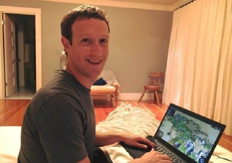 Екскурсія по будинку одного з найбагатших людей планети Марка Цукерберга. Марк Цукерберг, талановитий програміст і засновник соцмережі Фейсбук, на сьогоднішній день — один з найбагатших людей на планеті.