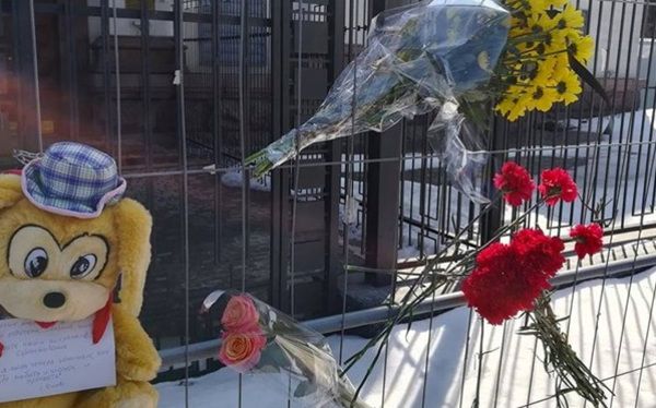 Українці сумують разом з росіянами: До посольства Росії в Києві несуть квіти та іграшки. В деякі букети вкладені записки із співчуттями у зв'язку з трагедією у Кемерово.