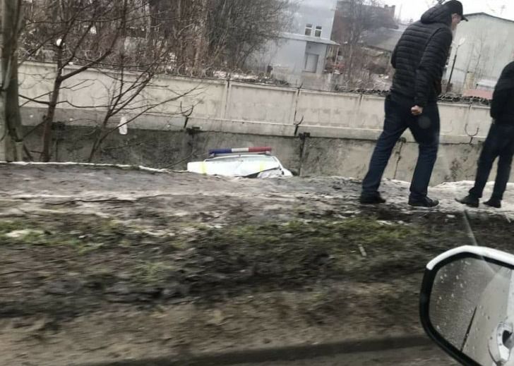 Двоє поліцейських в машині впали з моста в Одесі. Поліцейський автомобіль впав з Горбатого моста в Одесі - ніхто не постраждав, але автомобіль пошкоджений.