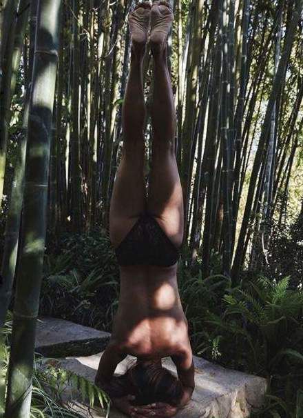 Холлі Беррі продемонструвала топлес-йогу в бамбуковому лісі. Актриса поділилася фотографією в соціальній мережі.