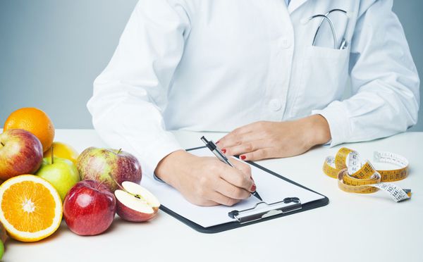 Дієтологи розповіли, як легко схуднути при сидячому способі життя. Лікар порадила дотримуватися здорових принципів у харчуванні.