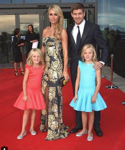 Мати чотирьох дітей Стівена Джеррарда (Фото). Алекс Джеррард одружена з легендарним футболістом "Ліверпуля" Стівеном Джеррардом вже десять років.