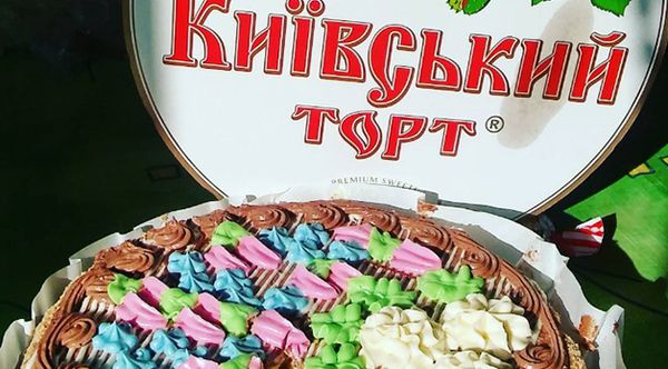 Суд заборонив конкурентам Roshen продавати "Київський торт". У конкурентів кондитерської фабрики Петра Порошенка відібрали право на відомий десерт.