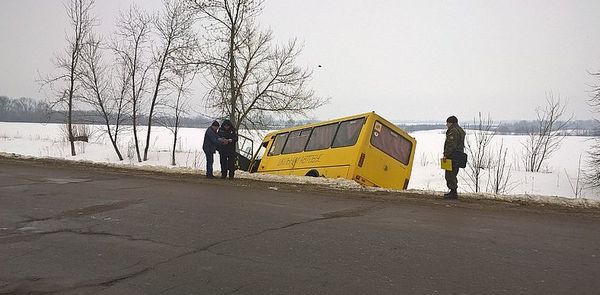 Шкільний автобус з дітьми злетів з дороги. Біля міста Ворожба в Сумській області злетів з дороги шкільний автобус з дітьми.