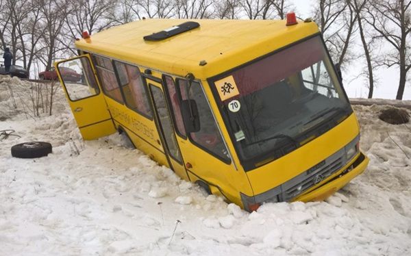Шкільний автобус з дітьми злетів з дороги. Біля міста Ворожба в Сумській області злетів з дороги шкільний автобус з дітьми.