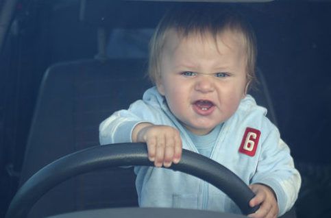 Що робити, якщо малюк закрився в машині!!!. Запам'ятайте.