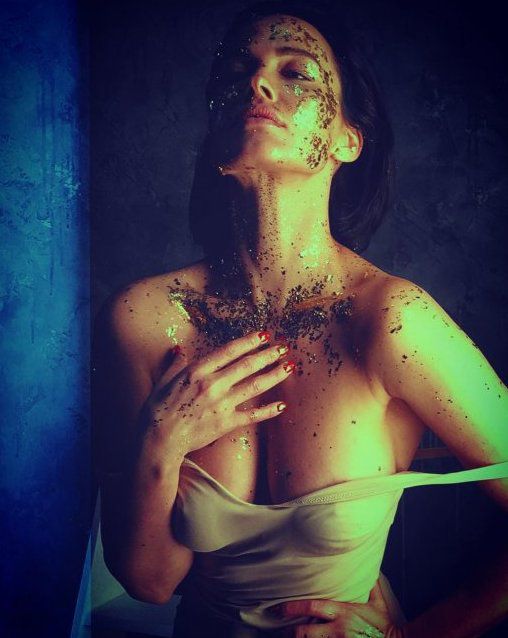 Даша Астаф'єва показала декольте в чуттєвій фотосесії в купальнику. Модель розмістила декілька яскравих фото в instagram.