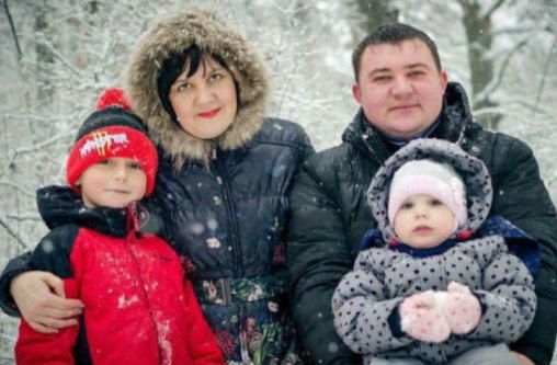 11-річний хлопчик, який вистрибнув з палаючого ТЦ, вийшов з коми. Його сім'я загинула. У пожежі в ТЦ «Зимова вишня» в Кемерово, за офіційними даними, загинули 64 людини, більшість з яких діти.