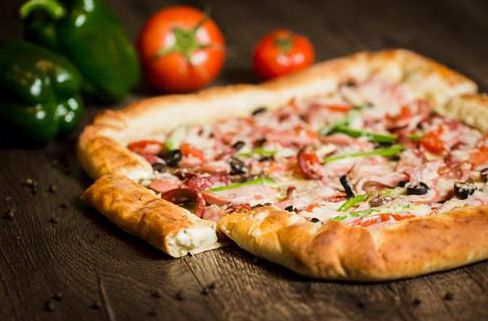 Швидко та смачно: міні-піца на листковому тісті. Рецепт швидкої страви.