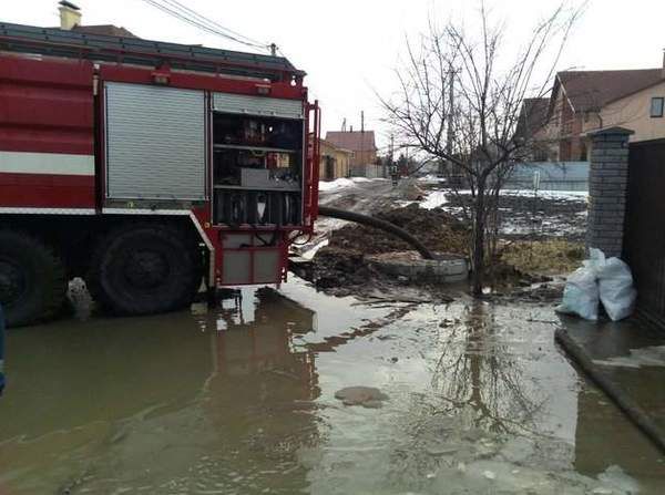Під Києвом талий сніг затопив будинки. Довелося відкачувати воду.