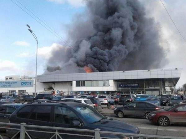 У Петербурзі загорівся автоцентр Hyundai. На цей момент інформації про потерпілих немає.