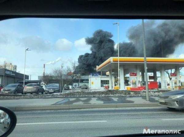 У Петербурзі загорівся автоцентр Hyundai. На цей момент інформації про потерпілих немає.