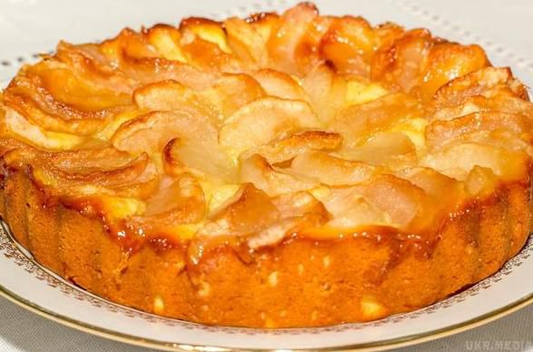Як приготувати смачний яблучний пиріг - простий відео-рецепт. .Яблучний пиріг (шарлотка) — дуже смачне і просте у приготуванні блюдо!.