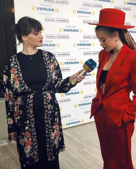 Марія Яремчук приміряла чоловічий костюм. Фанати обсипали співачку компліментами в коментарях під її свіжими фото.