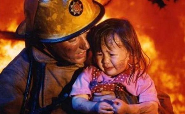 Ваші діти повинні це знати: три правила виживання під час пожежі. Потрапляючи в екстрену ситуацію, люди панікують, втрачаючи дорогоцінні хвилини, які можуть врятувати життя.