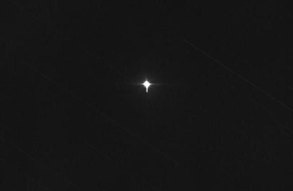 З'явився перший знімок падаючої на Землю китайської космічної станції. У момент знімка станція знаходилася на висоті 220 кілометрів від поверхні Землі.