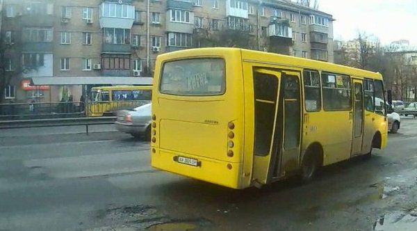Водій отримав по заслугах за своє хамство. Подібне відбувається часто, і багато хто були свідками або учасниками цього. Їду в маршрутці. Маршрутка велика, зразок автобуса з двома дверима.