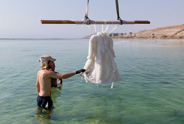 Художник кинув сукню в Мертве море на 2 роки. Вийшов шедевр!. Мистецтво нового типу.
