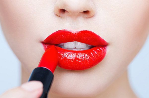 8 прийомів в макіяжі для губ. Це можна називати як завгодно: ефект Кайлі Дженнер, феномен філера... Але немає сенсу заперечувати популярність пухких та соковитих губ.