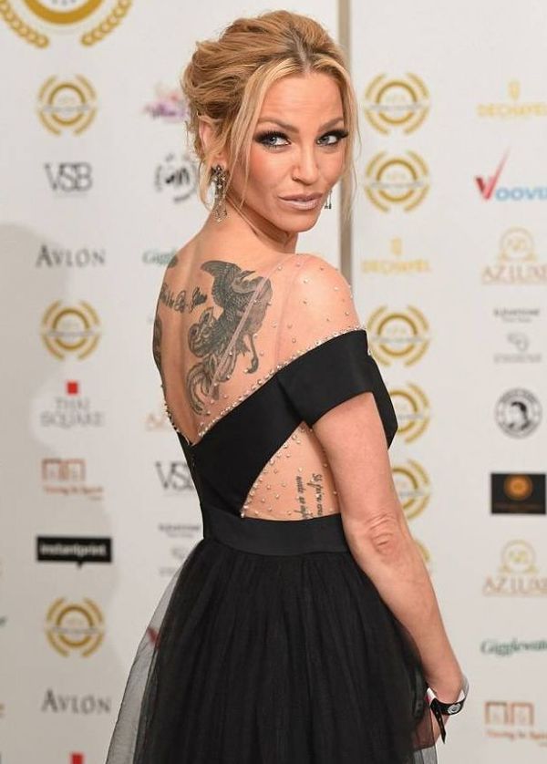 Співачка Сара Хардінг засвітила немаленьке татуювання в елегантній сукні. Візерунок стильно поєднувався з елегантним вбранням зірки.
