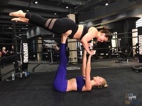 Модель plus-size Ешлі Грем зробила вправу, на яку не зважиться і балерина. Вага Ешлі Грем вже давно перевищив 90 кілограмів! Але це не заважає їй демонструвати чудеса акробатики.