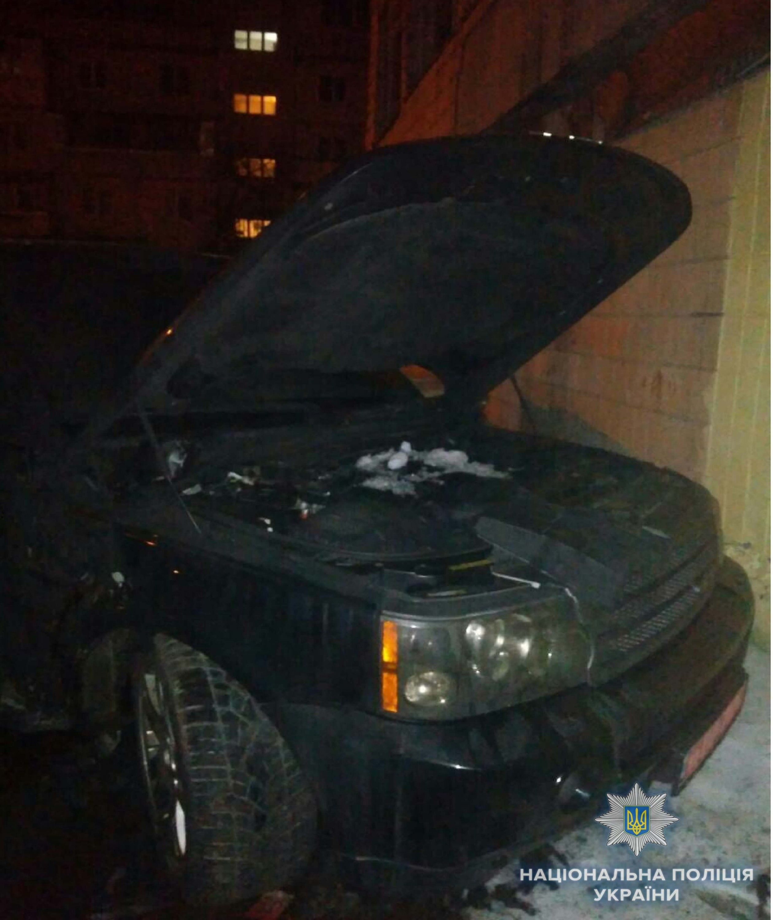 У Києві вибухнув Range Rover: господар машини отримав поранення. За даними поліції, коли власник авто до приїзду пожежників самостійно гасив автомобіль, він відкрив капот, після чого стався вибух.
