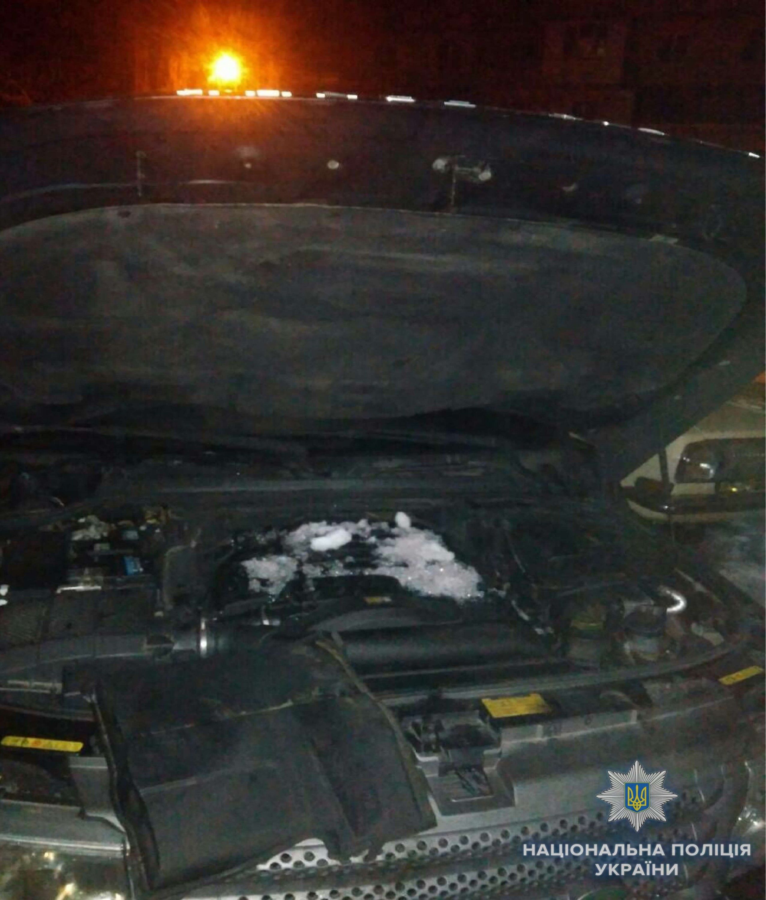 У Києві вибухнув Range Rover: господар машини отримав поранення. За даними поліції, коли власник авто до приїзду пожежників самостійно гасив автомобіль, він відкрив капот, після чого стався вибух.