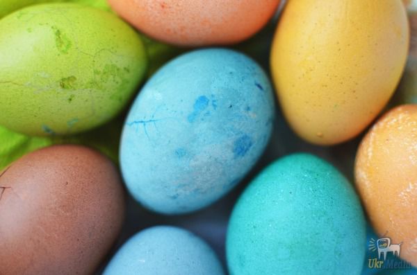 Великдень: як пофарбувати яйця капустою в небесний колір своїми руками. На Великдень в 2018 році хочеться перестати фарбувати яйця хімічними барвниками, купленими в магазинах, і перейти на більш натуральні варіанти.