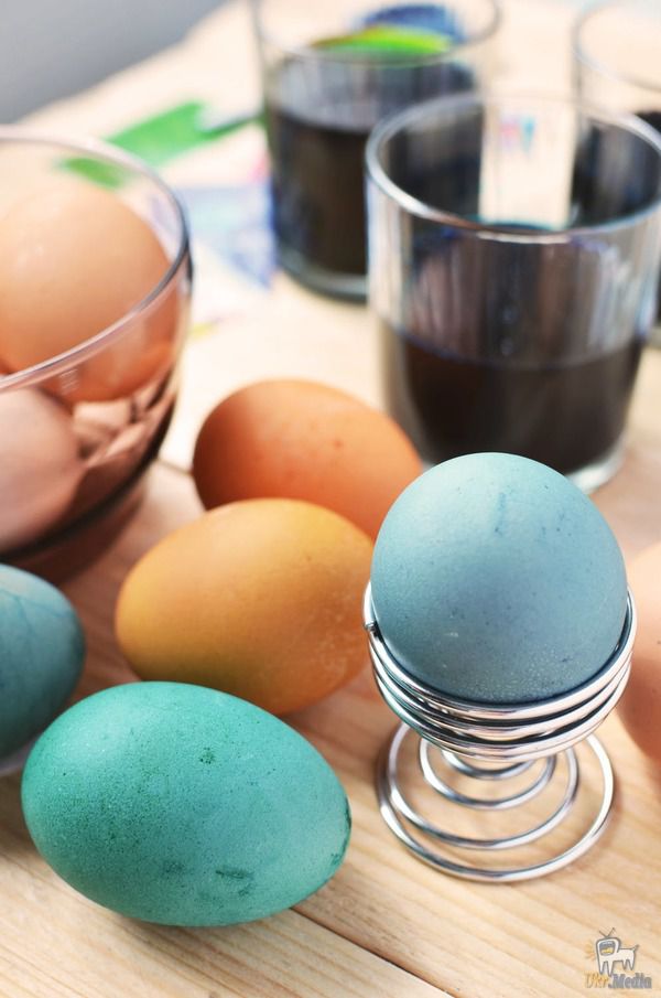 Великдень: як пофарбувати яйця капустою в небесний колір своїми руками. На Великдень в 2018 році хочеться перестати фарбувати яйця хімічними барвниками, купленими в магазинах, і перейти на більш натуральні варіанти.