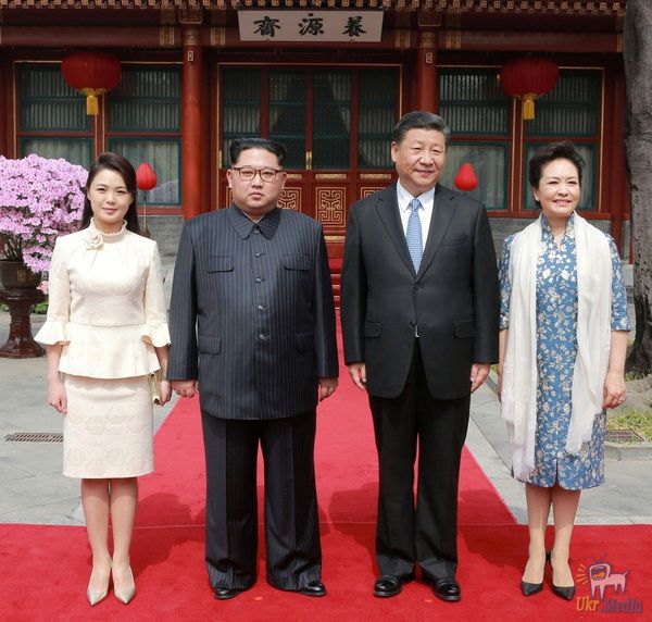 Перша леді КНДР вразила соціальні мережі і журналістів під час візиту в Китай. Перша леді Північної Кореї привернула увагу преси після візиту Кім Чен Ина в Китай.
