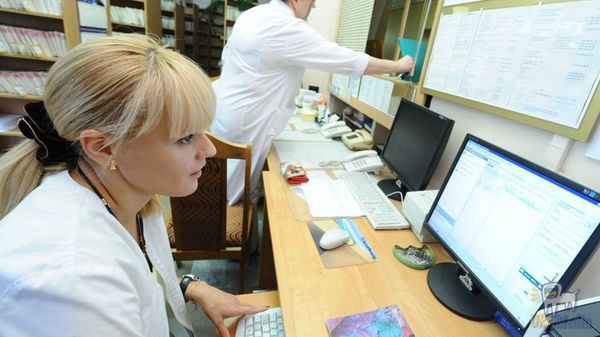 Як будуть лікуватися українці з 1 квітня. Лікування всієї родини по телефону. В Україні з'явилися сімейні лікарі. Це набирає чинності в перший крок медичної реформи - тепер українцям потрібно укладати договір з лікарями.