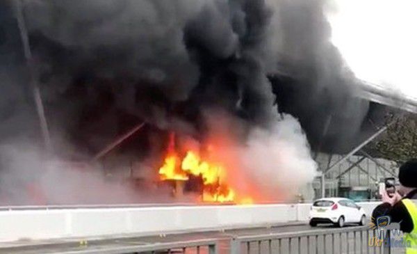 Палаючий автобус в аеропорту Лондона зірвав сотні рейсів. У столиці Великобританії на прилеглій до аеровокзального комплексу автостоянці запалав автобус. Після того, як його загасили, все приміщення в будівлі терміналу виявилися сильно задимлені.