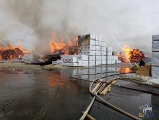 У Росії загорівся один з найбільших лісопильних заводів (відео). За попередніми даними, загрози населенню немає.
