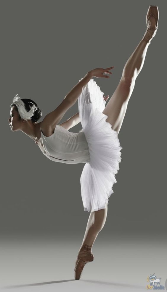 Фото, які доводять що балет – це не для слабаків!. Здається, ніби чоловіки і жінки на сцені невагомі, вони пурхають метелики і парять як пушинки, демонструючи гнучкість і грацію людського тіла, уособлюючи гармонію в неповторному вигляді.