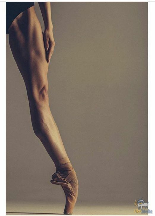 Фото, які доводять що балет – це не для слабаків!. Здається, ніби чоловіки і жінки на сцені невагомі, вони пурхають метелики і парять як пушинки, демонструючи гнучкість і грацію людського тіла, уособлюючи гармонію в неповторному вигляді.