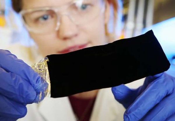 Ось, що буде, якщо зустрінуться самий чорний у світі матеріал і лазер!. Вчені провели по поверхні VantaBlack потужною лазерною указкою.